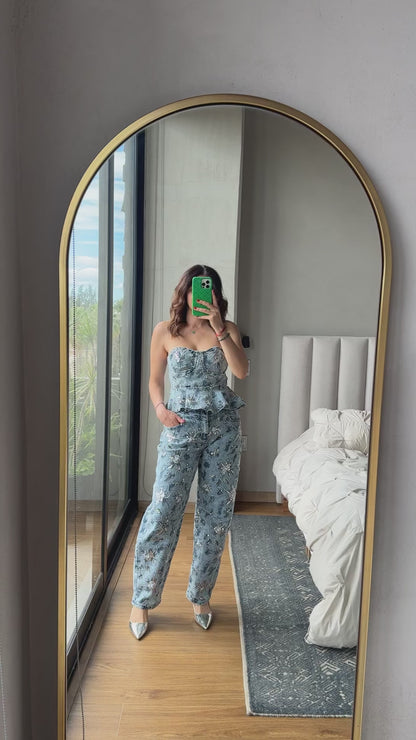 Set blusa strapless y jeans con aplicación