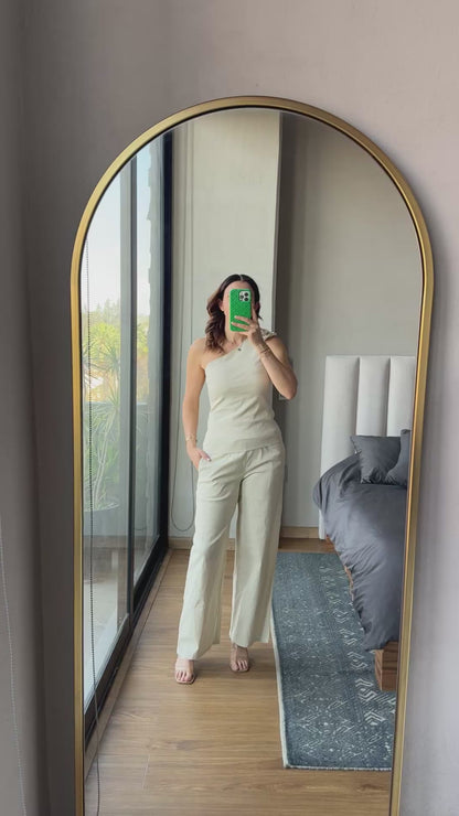 Set blusa one shoulder flor y pantalón beige