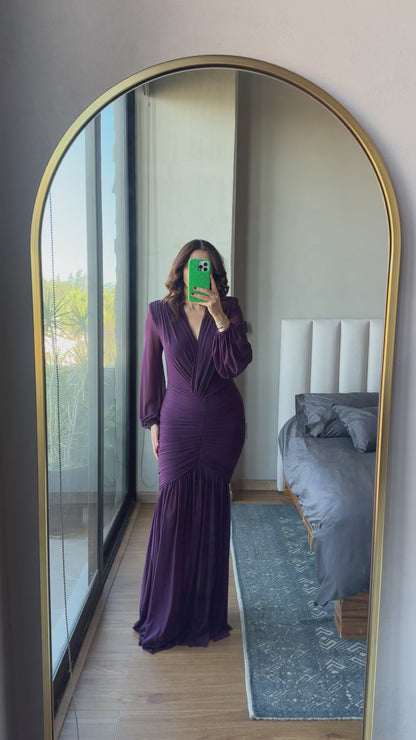 Vestido maxi cuello V detalle drapeado uva