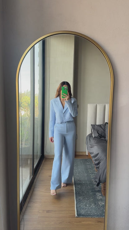 Set blazer corto y pantalón con detalle lace azul