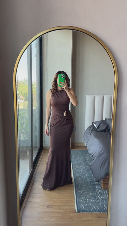 Vestido maxi aplicación metal en cintura café