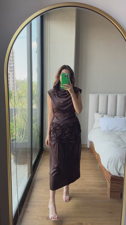 Set blusa y falda con detalle floral satín café