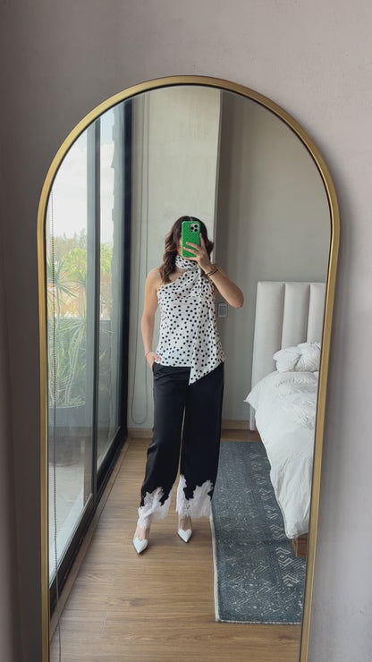 Blusa sin mangas lunares detalle cuello blanca