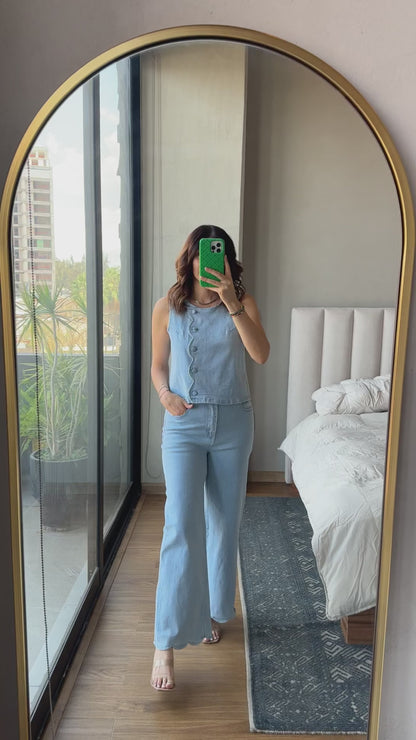 Set chaleco y jeans con detalle ondas