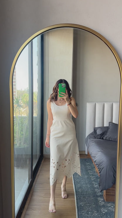 Vestido midi corte laser en falda color avena
