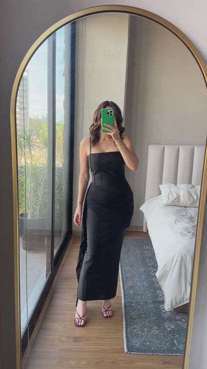 Vestido midi negro con detalle tira