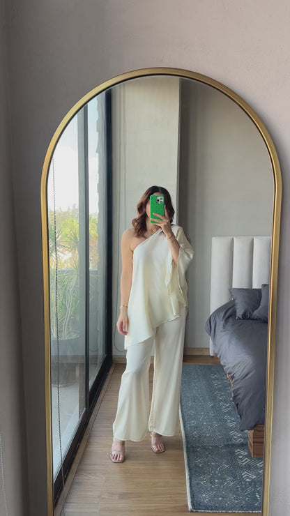 Set blusa one shoulder y pantalón satín crema