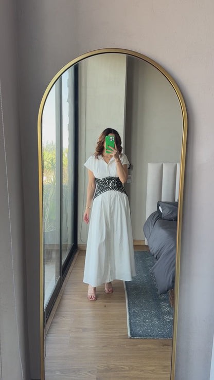 Vestido maxi blanco con detalle cinto negro corte laser
