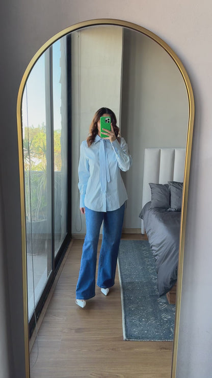 Blusa con corbata azul