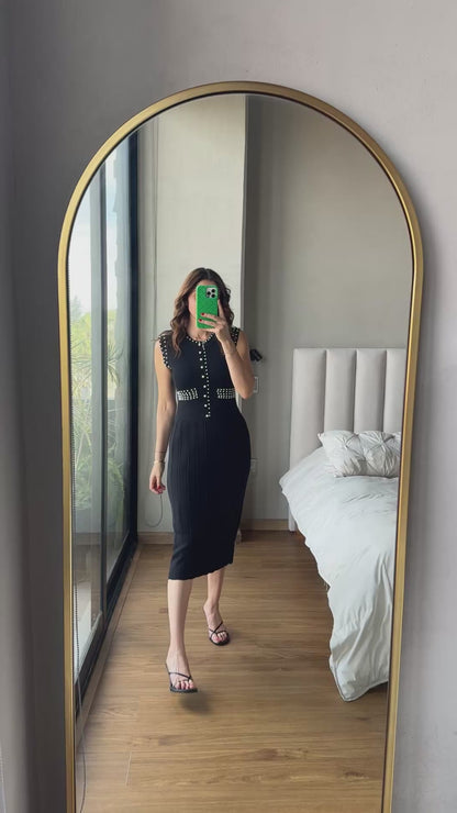 Vestido negro midi detalle aplicación perlas