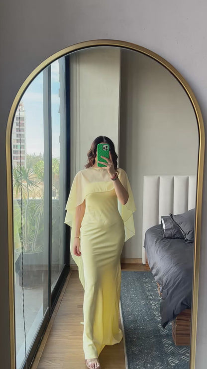 Vestido maxi con capa satín amarillo