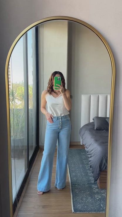 Jeans wide leg con detalle botones