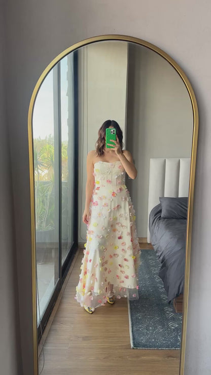 Vestido maxi strapless con aplicaciones flores