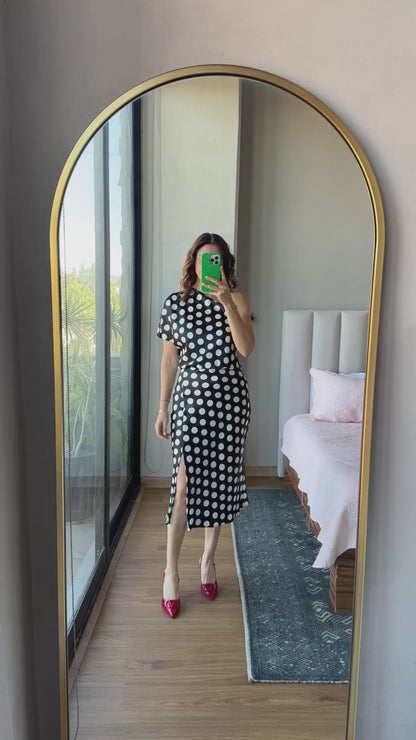 Vestido midi one shoulder lunares negro