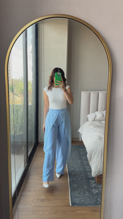 Pantalón con detalle lace y botón baby blue