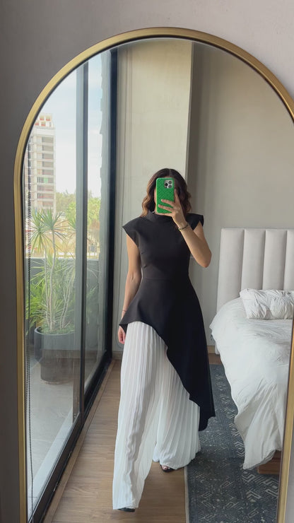 Set blusa larga negra y falda pantalón plisado blanco