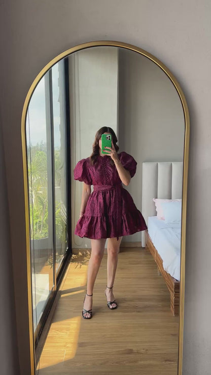 Vestido corto tinto manga globo