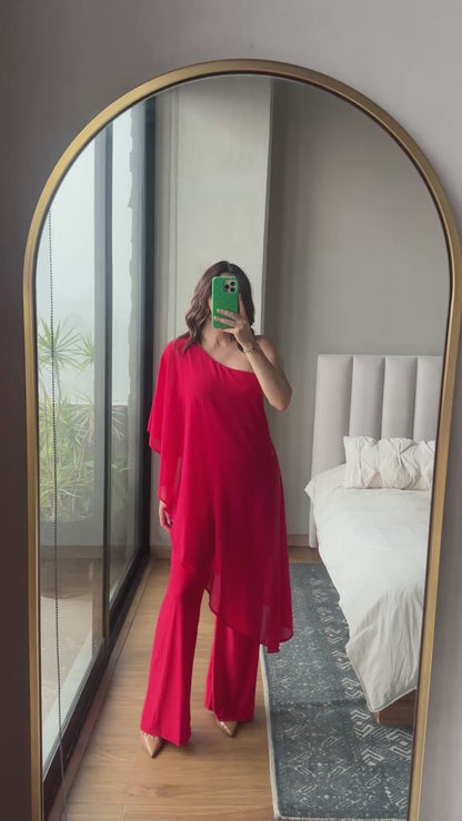Jumpsuit rojo con capa one shoulder