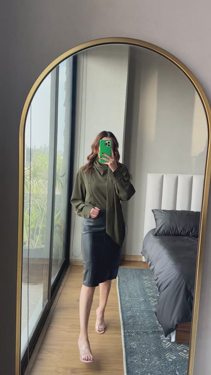 Falda midi abierta tipo piel negro