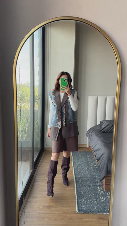 Chaleco con denim y corbata