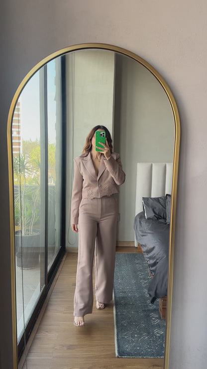 Set blazer corto y pantalón con detalle lace moka