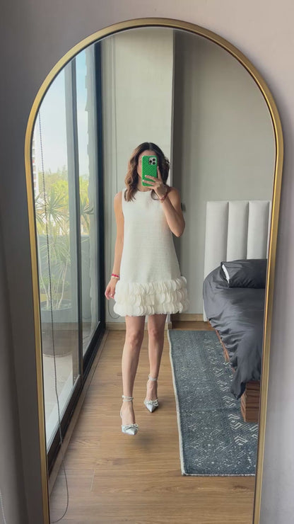 Vestido corto tweed crema con pétalos