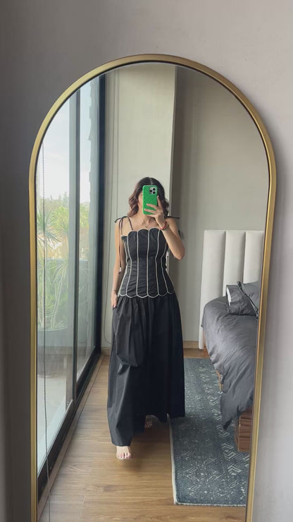 Set blusa con detalles y falda larga negra
