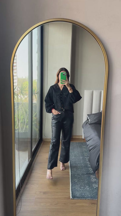 Blusa con detalle corte laser negra