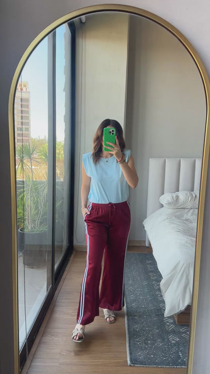 Track pants satín con linea burgandy