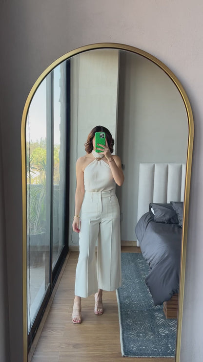 Blusa halter con detalle metal crema