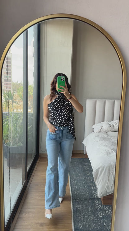 Blusa sin mangas lunares detalle cuello negra