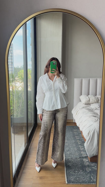 Blusa blanca con pinzas