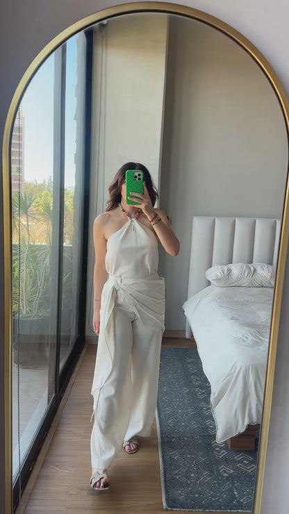 Set blusa halter con detalle piedras y pantalón nudo crema