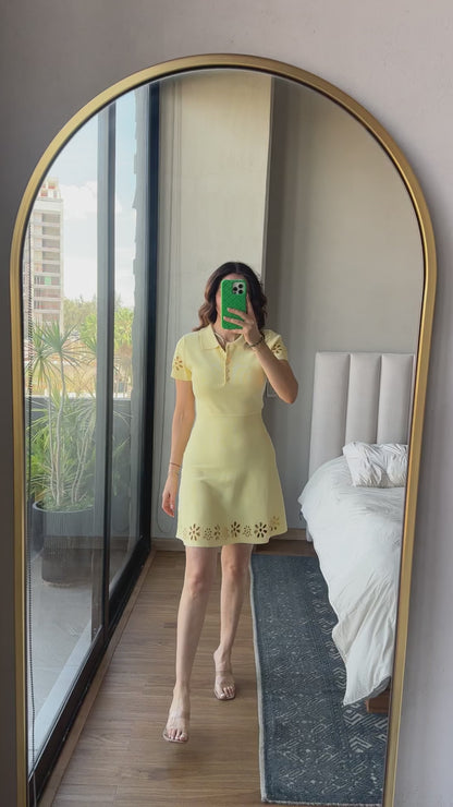 Vestido corto con detalle corte laser amarillo