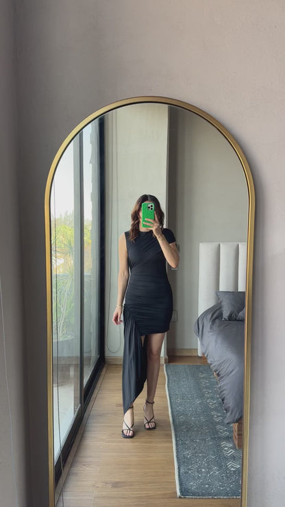 Vestido corto con detalle lateral negro