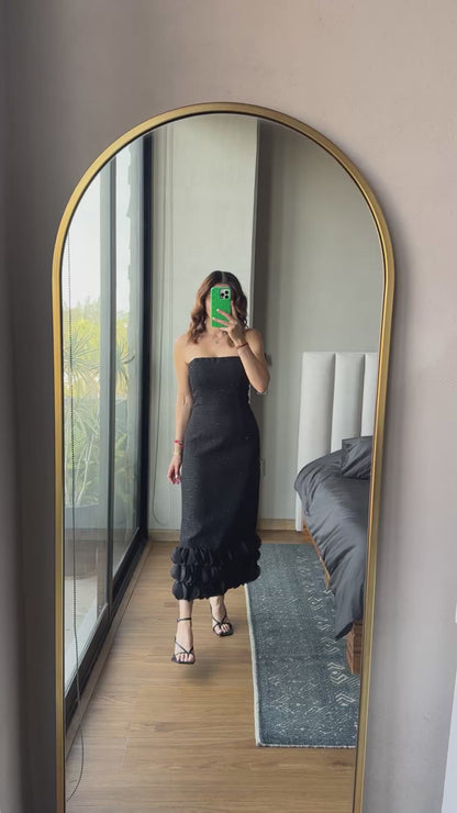 Vestido midi strapless detalle pétalos en falda negro