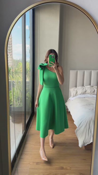 Vestido one shoulder moño linea verde
