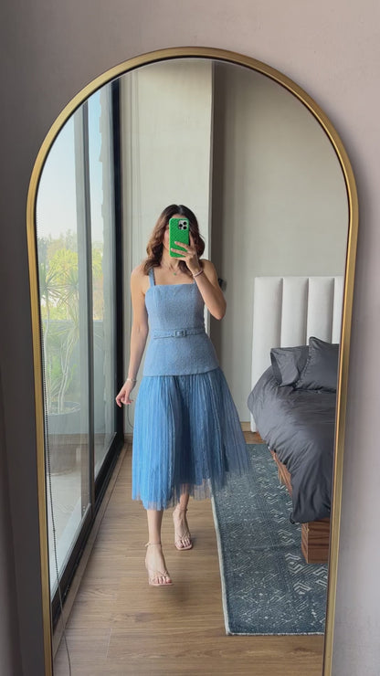 Vestido tirantes con cinto y falda mesh azul
