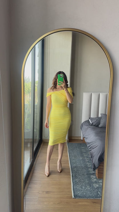 Vestido midi off shoulder amarillo