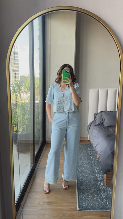 Set blusa y pantalón denim detalle flores corte laser
