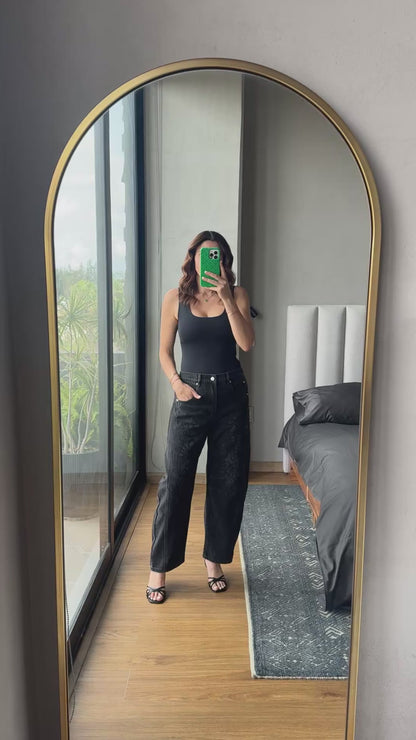 Jeans barrel con bordado gris