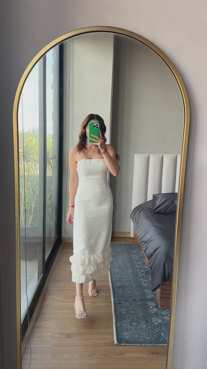 Vestido midi strapless detalle pétalos en falda ivory PREVENTA SE ENTREGAN A PARTIR DEL 09 DE DICIEMBRE