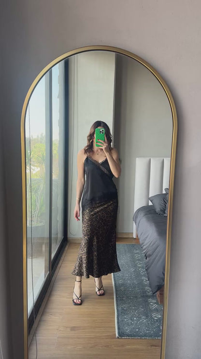 Blusa satín corta con lace negra