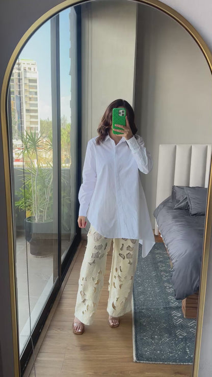 Blusa blanca botones asimétrica