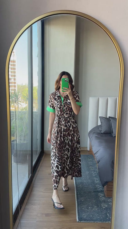 Vestido midi animal print con detalle en verde
