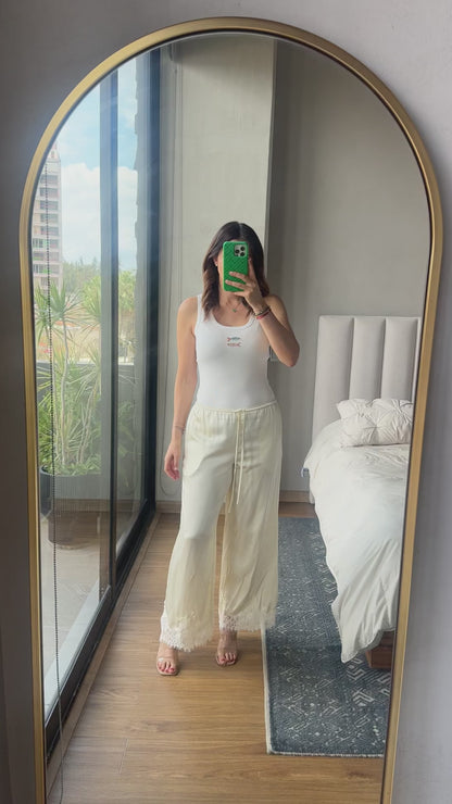 Pantalón satín con lace crema