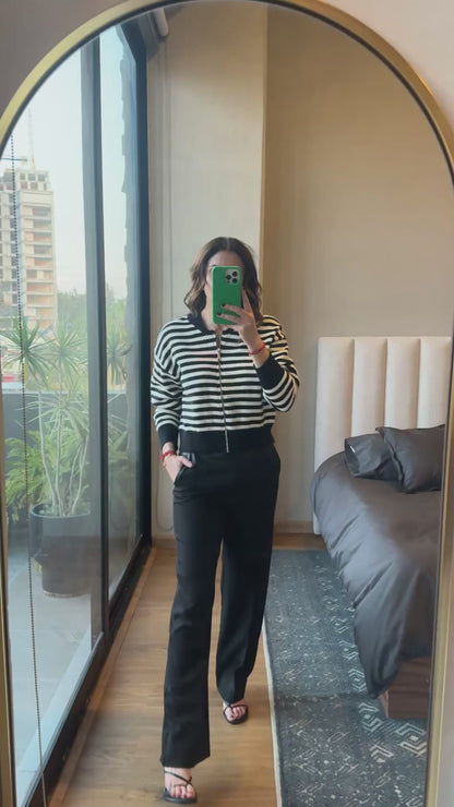 Pantalón negro detalle piel en cadera