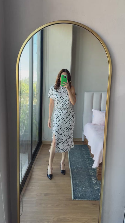 Vestido midi one shoulder lunares blanco