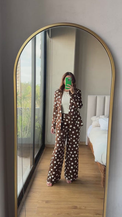 Set blazer y pantalón satín lunares café