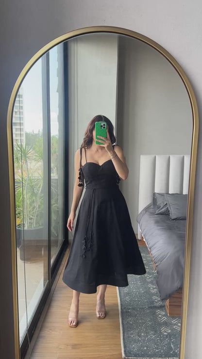 Vestido midi detalle en tirantes negro
